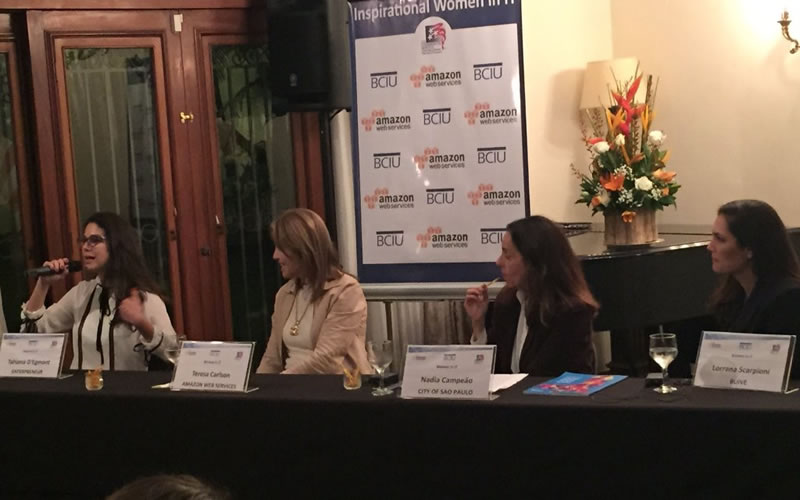 Tahiana D'Egmont palestrando no Inspirational Women in IT