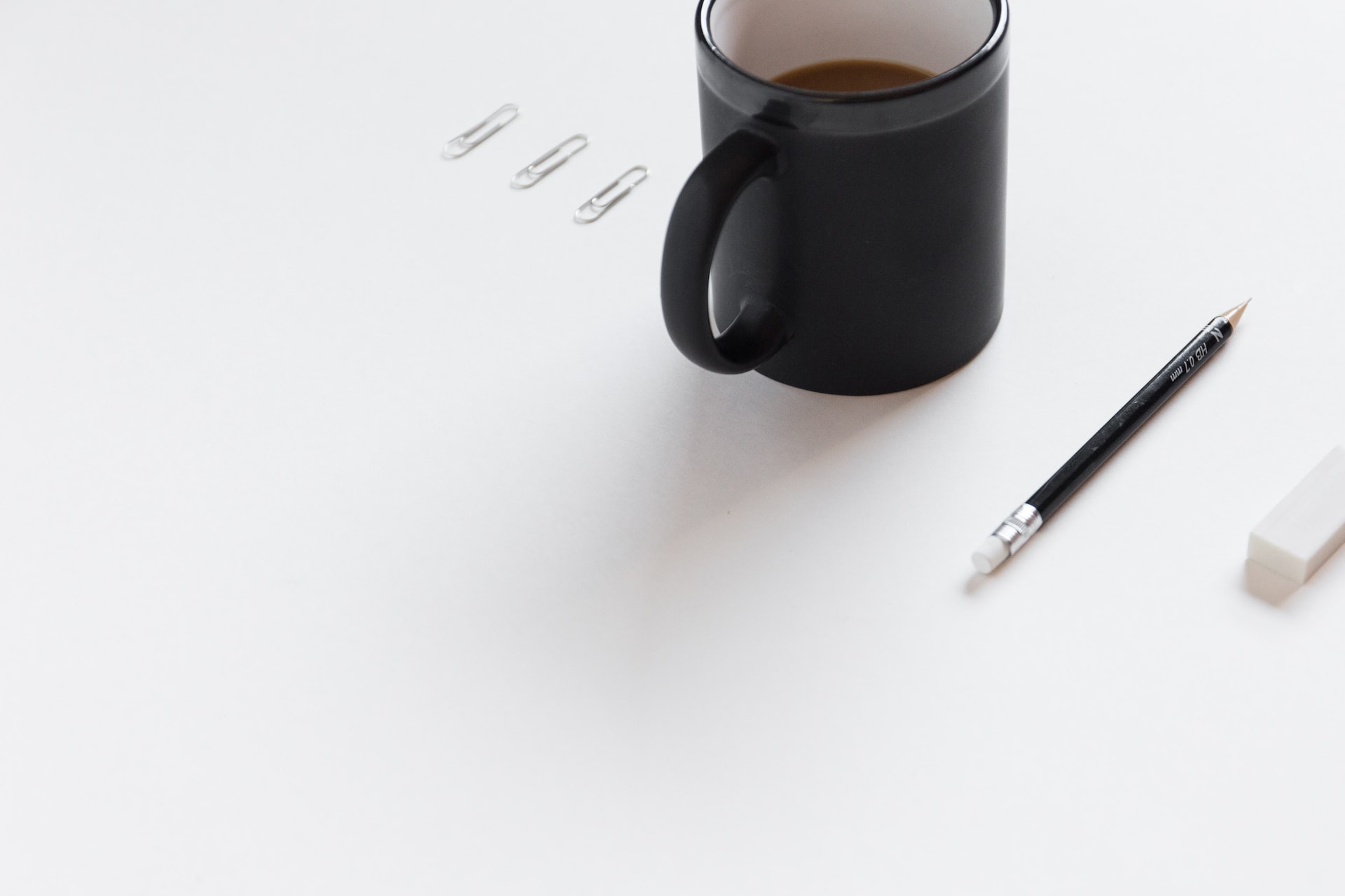 Xícara de café com itens de escritório em volta